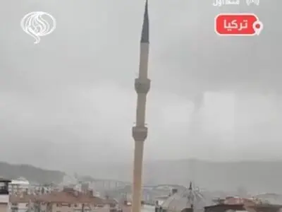 طوفان شدید در ترکیه مناره یک مسجد را واژگون کرد + فیلم