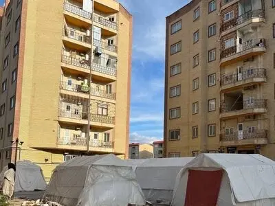چادر نشینی در خوی ادامه دارد/ زلزله زدگان توان اجاره خانه ندارند