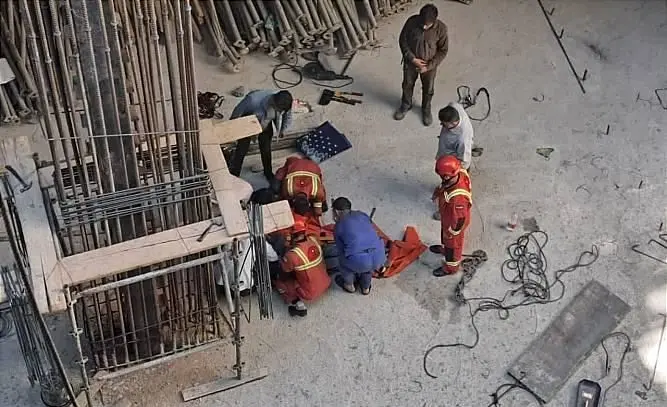 مصدومیت یک کارگر بر اثر سقوط از ارتفاع ۱۵متری