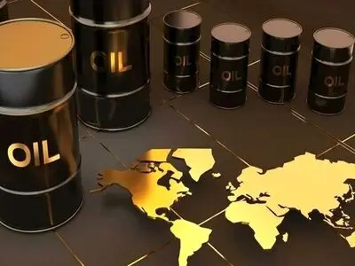 أسعار النفط تتراجع مع ارتفاع الدولار