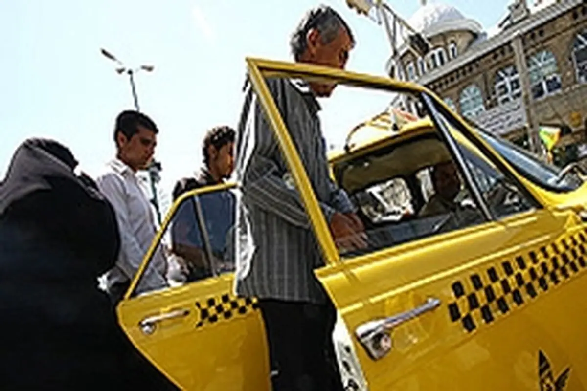 نصب تابلوی راهنمای مسیر در ایستگاه‌های تاکسیرانی قزوین