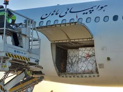 واردات واکسن هلال احمر ۱۰۰ میلیون دُزی شد/ تحویل هشتمین محموله ۶ میلیونی سینوفارم به وزارت بهداشت