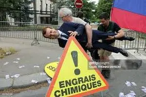 سرقت مجسمه چهل هزار یورویی مکرون از موزه پاریس/فیلم