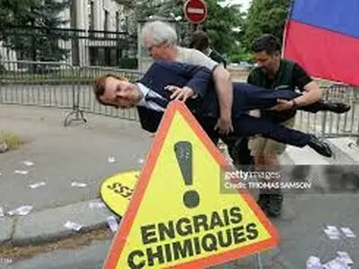 سرقت مجسمه چهل هزار یورویی مکرون از موزه پاریس/فیلم