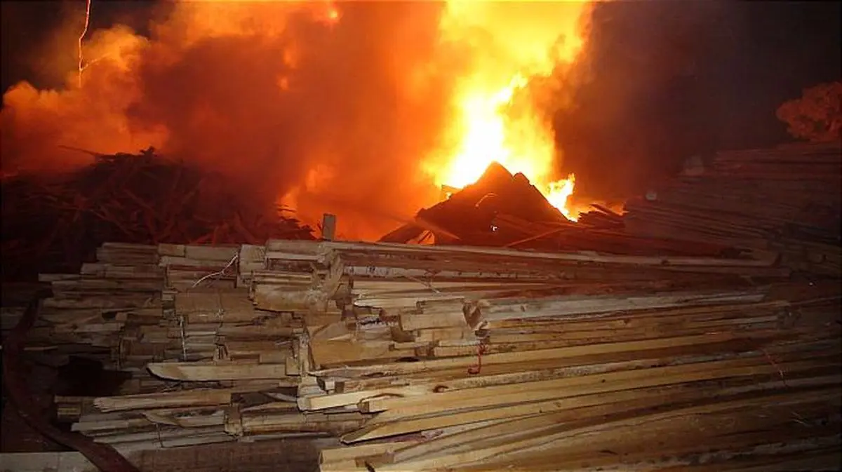 آتش سوزی انبار چوب ۱۰ هزار متری در جاده شهریار
