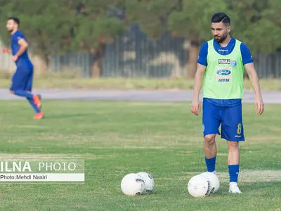 عکس یادگاری کریمی و اسماعیلی قبل از شروع بازی استقلال و گل گهر