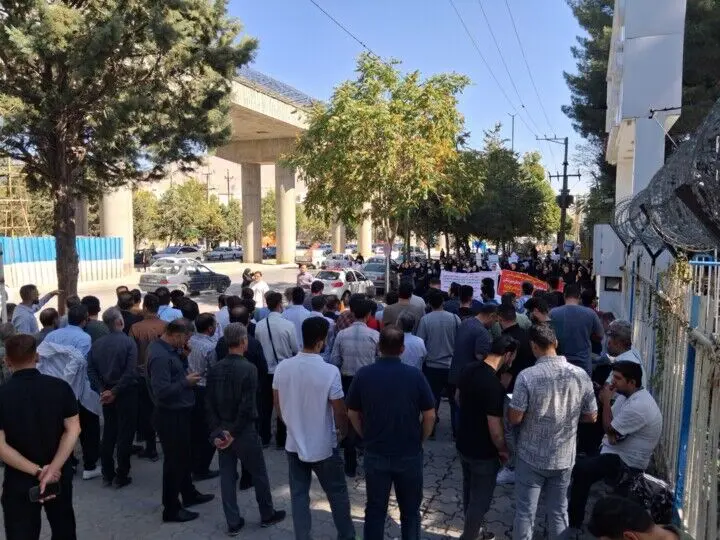 تجمع اعتراضی کارکنان دانشگاه علوم پزشکی کرمانشاه/ کارانه با سه ماه تاخیر پرداخت می‌شود