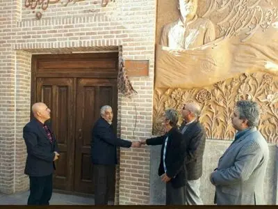 نصب پلاک ماندگار بر سر در خانه شهید عباس بابایی