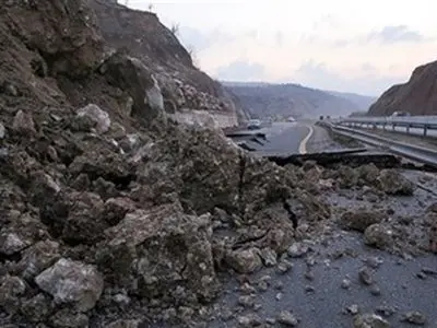 بازگشایی محور آزادراه خرم آباد پل زال در دو طرف