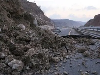 بازگشایی محور آزادراه خرم آباد پل زال در دو طرف 