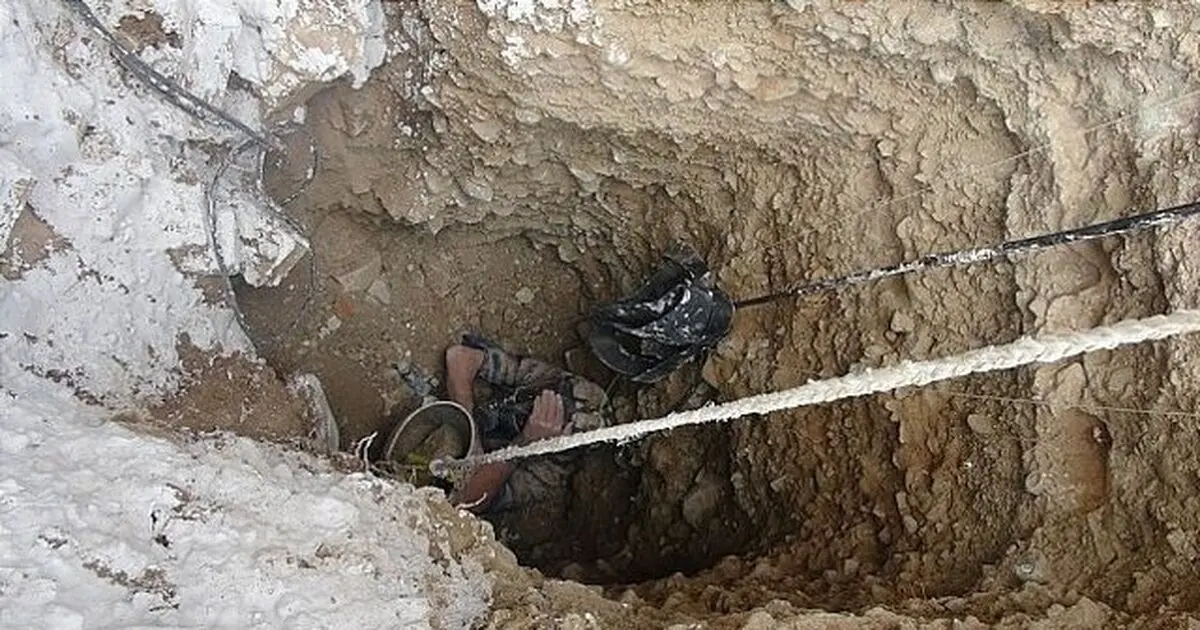 نجات جان مقنی محبوس شده از زیر آوار 