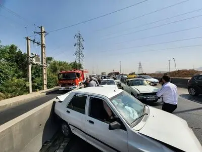 مصدومیت 8 نفر در یک تصادف زنجیره‌ای 