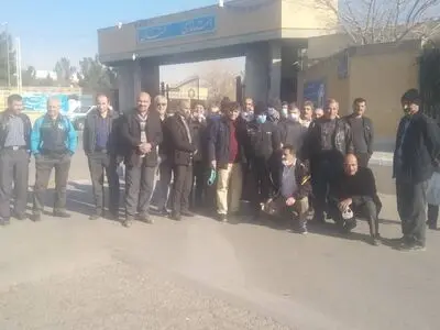 تجمع کارگران رنگین نخ سمنان مقابل استانداری/ هفت سال است بلاتکلیفیم!