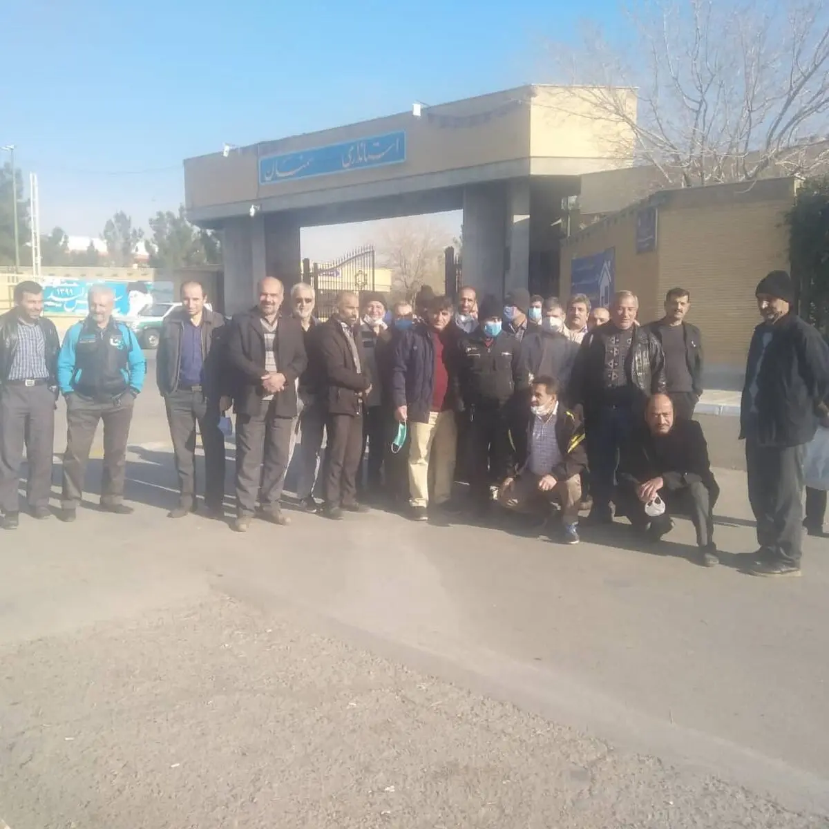 تجمع کارگران رنگین نخ سمنان مقابل استانداری/ هفت سال است بلاتکلیفیم!