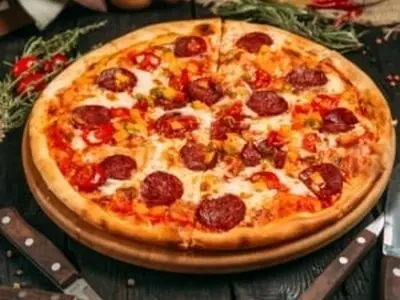 طرز تهیه پیتزا پپرونی خانگی خوشمزه