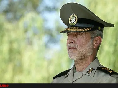 حضور فرمانده کل ارتش بر سر مزار شهید بابایی و همسرش