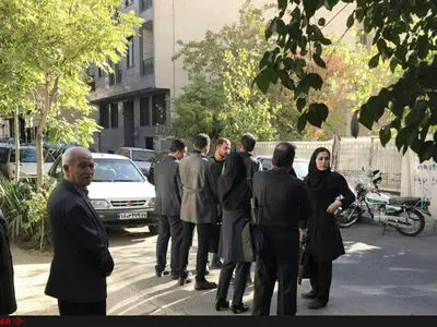 تجمع کارکنان ستادی ستاره خلیج فارس در تهران/نماینده تجمع‌کنندگان: سه روز است پشت در مانده‌ایم