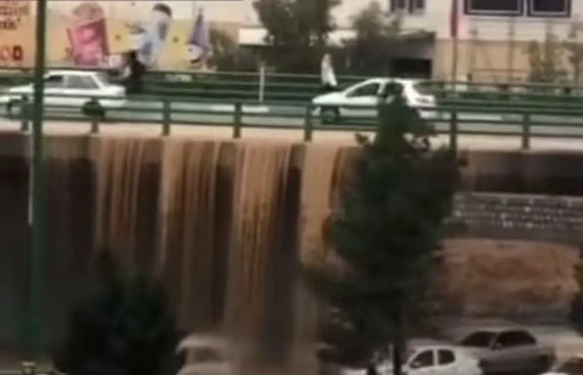 بارش کم‌سابقه در سپاهانشهر اصفهان/ آبگرفتگی حدود ۶۰ خانه و گرفتگی معابر به دلیل بارندگی 