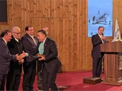 اعطای نشان ویژه روابط‌عمومی بحران به فولاد خوزستان در سمپوزیوم ملی جنگ ۱۲ روزه