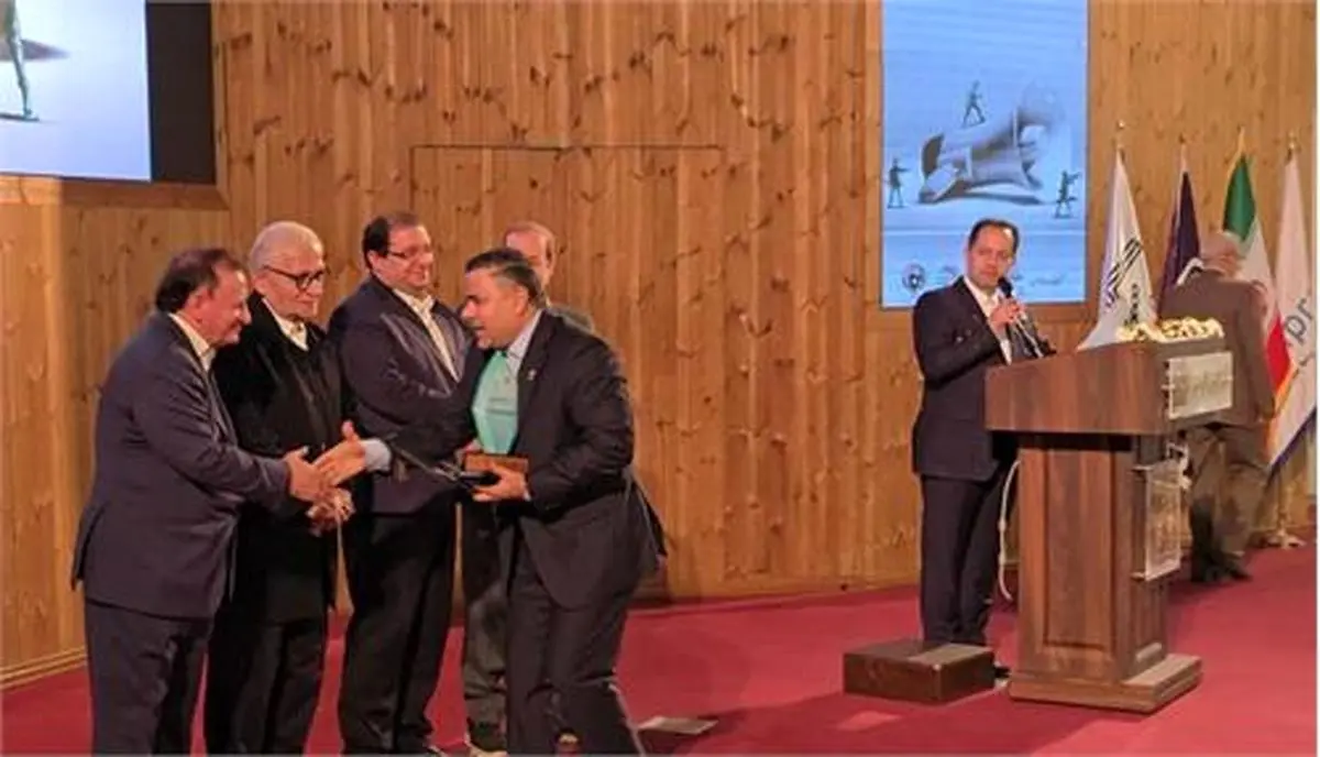 اعطای نشان ویژه روابط‌عمومی بحران به فولاد خوزستان در سمپوزیوم ملی جنگ ۱۲ روزه