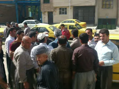 اعتراض رانندگان کد 8 مریوان به عدم سازماندهی تاکسی‌ها