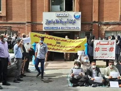 تجمع اعتراضی کارکنان شرکت آبفا اهواز/ ۴ ماه حقوق و ۵ ماه بیمه طلب داریم/ادغام غیرکارشناسی باعث نابودی شرکت آبفا اهواز می‌شود+ تصاویر