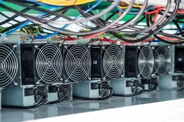 ۱۵ دستگاه غیرمجاز استخراج ارز دیجیتال در خرم‌آباد کشف و جمع‌آوری شد