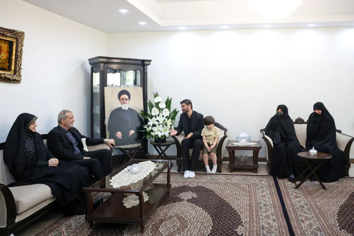 دیدار رئیسجمهور با خانواده شهید آل هاشم و سرتیم حفاظت شهید رئیسی