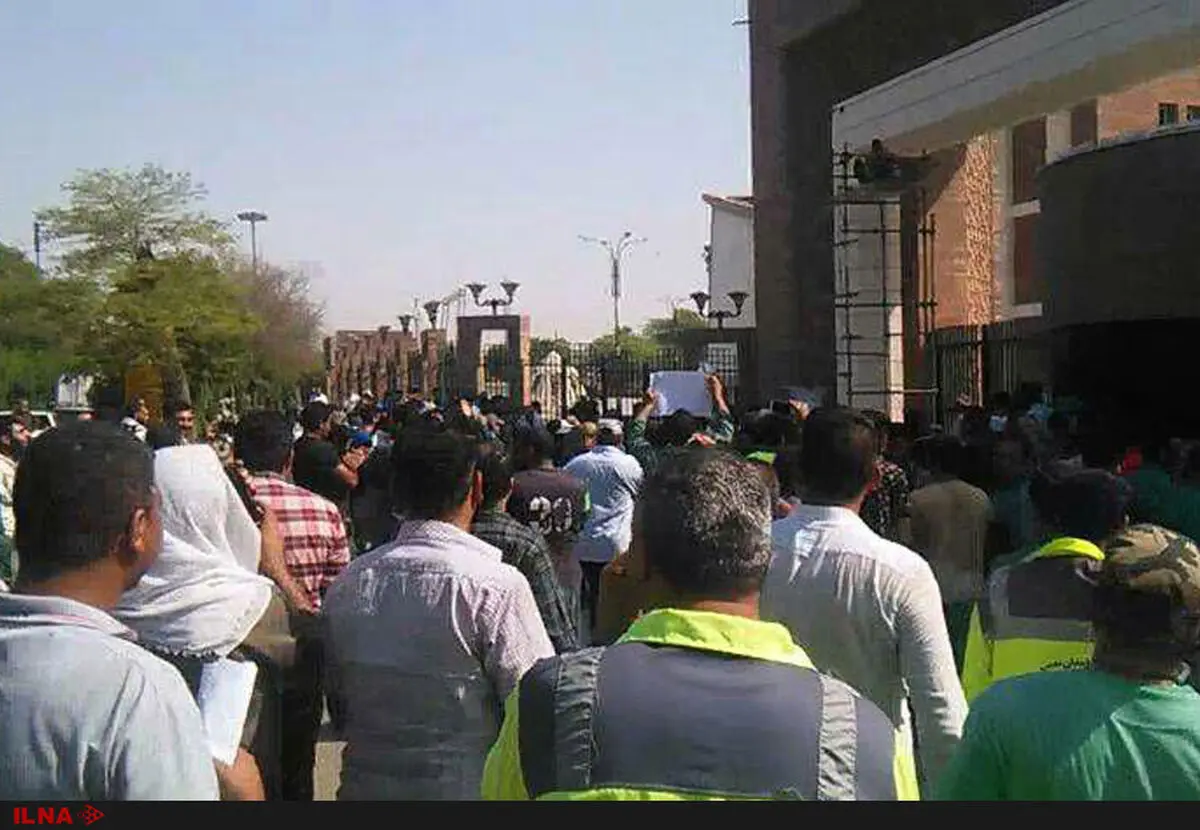 اعتراض کارگران پیمانی شهرداری اهواز ادامه دارد/منتظر پی گیری خواسته های صنفی خود هستیم