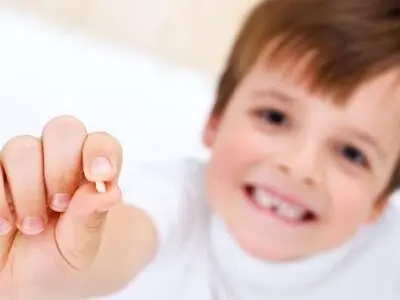 چرا دندان‌های شیری مهم است؟ | با این کار کودکان به مسواک زدن علاقمند می شوند | باکتری پوسیدگی دندان از طریق بوسیدن منتقل می شود