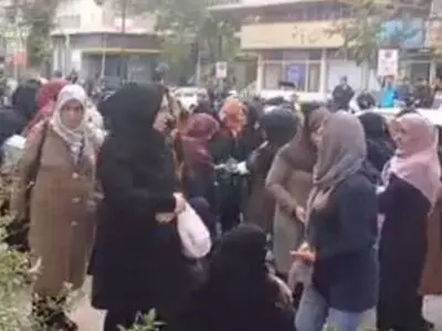 تجمع بازنشستگان فرهنگی ۱۴۰۲ در اعتراض به عدم پرداخت پاداش پایان خدمت مقابل نهاد ریاست جمهوری