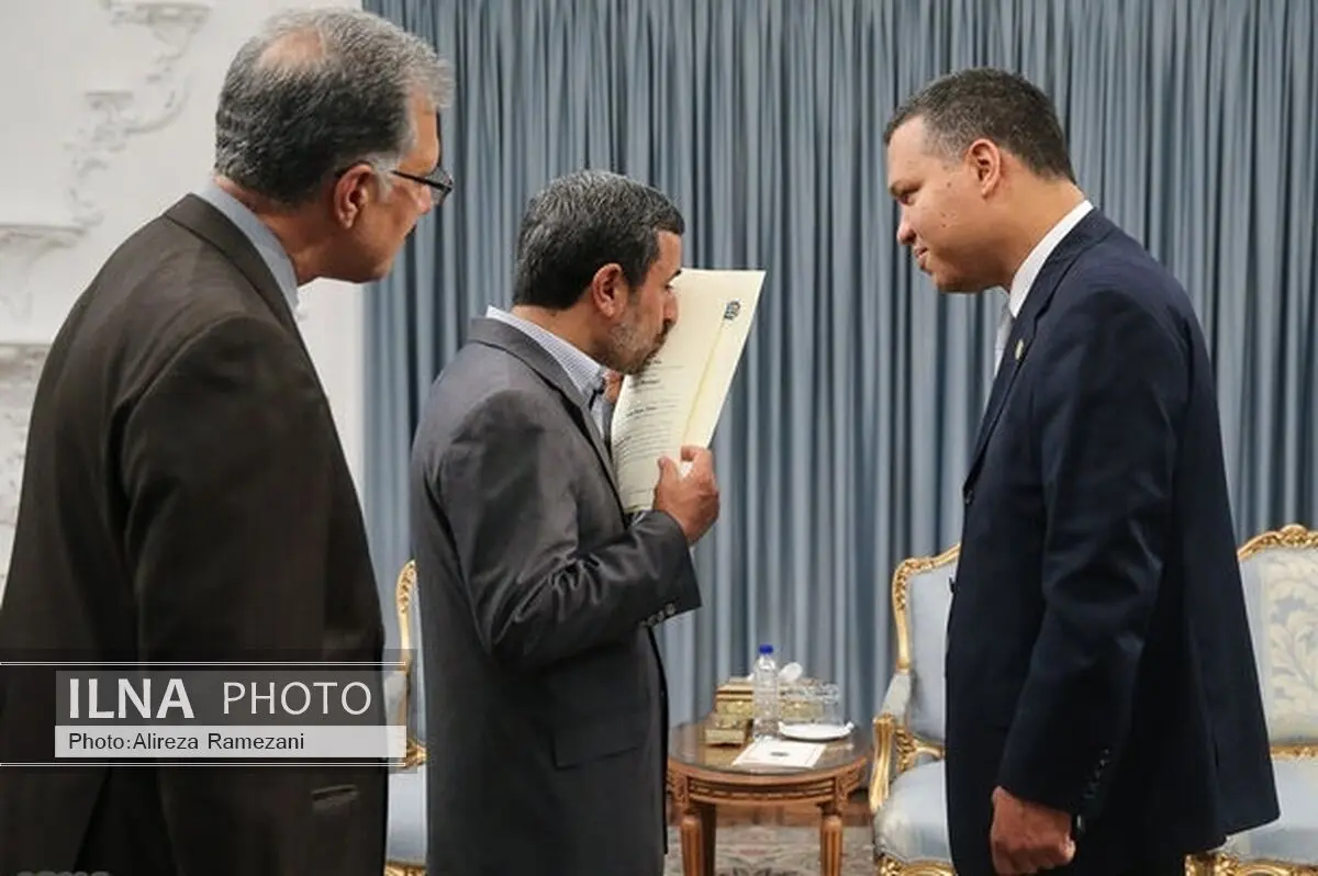 بوسه عجیب احمدی‌نژاد بر استوارنامه سفیر ونزوئلا /عکس