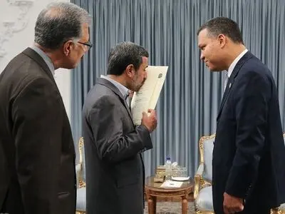 بوسه عجیب احمدی‌نژاد بر استوارنامه سفیر ونزوئلا /عکس