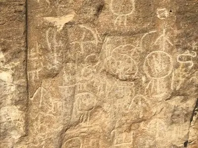 تنها نقش‌برجسته اشکانی استان فارس شروع به ریزش کرده/ پژوهشکده حفاظت و مرمت: نقش‌برجسته را به تهران منتقل کنید