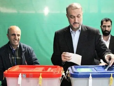 وزیر خارجیة إیران یدلي بصوته في الانتخابات البرلمانیة