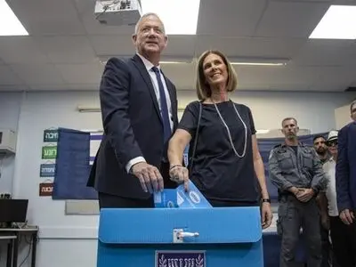 Israel election: Exit polls show Netanyahu trails rival Gantz