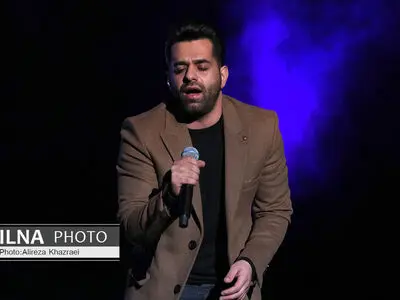 رضا بهرام در کنسرتش با آواز دشتی به شایعات واکنش نشان داد/ یک دقیقه سکوت برای هواپیمای اوکراینی