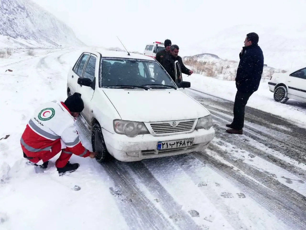 امدادرسانی به خودروهای گرفتار در کولاکِ برف محور چالدران به خوی