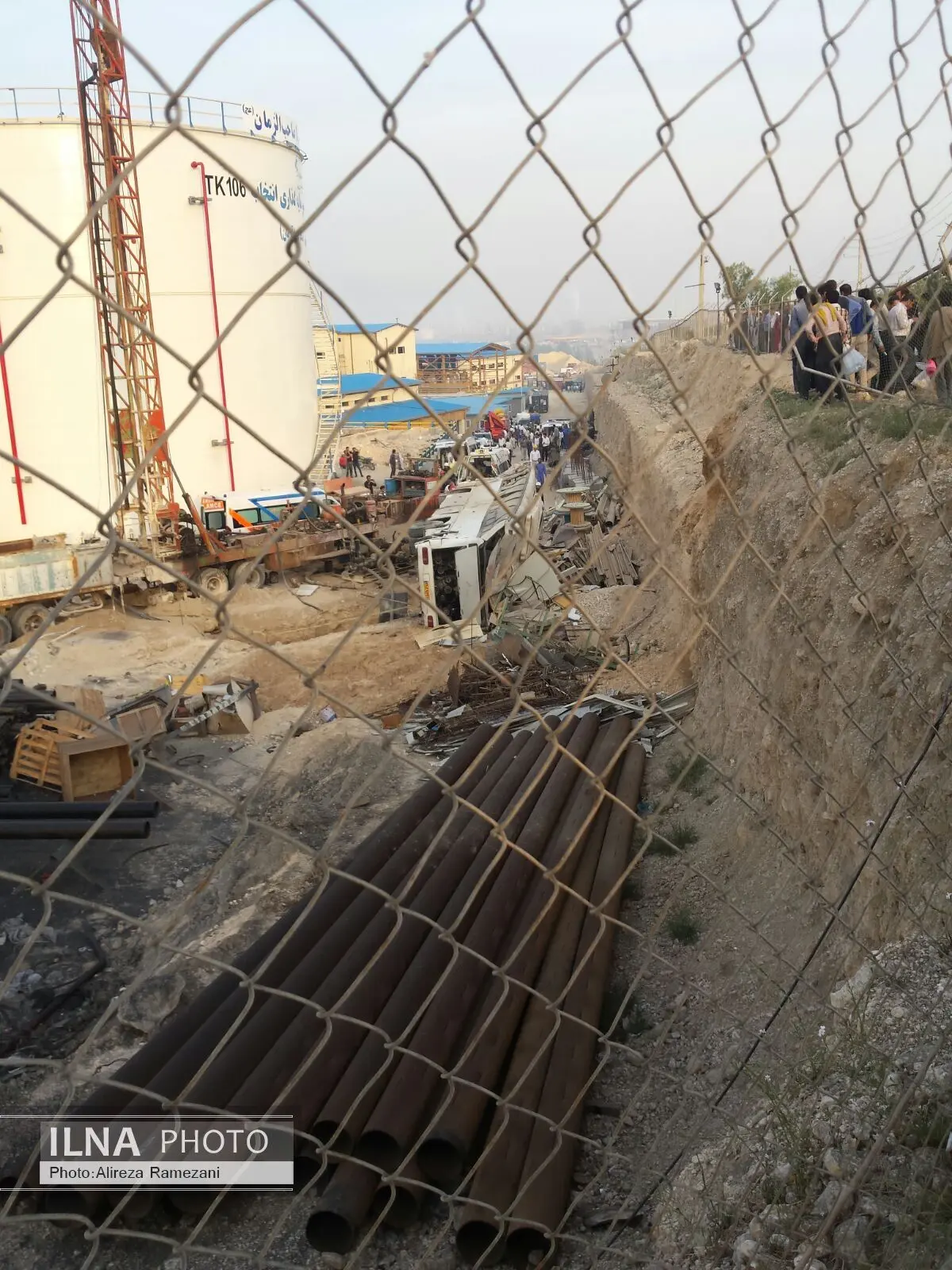 واژگونی یک دستگاه اتوبوس حامل کارگران 