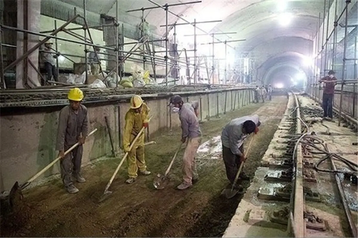 کارگران متروی اهواز همچنان در تلاش برای وصول مطالبات ۱۵ ماهه خود/ کسی صدای ما را نمی‌شنود