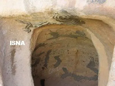 یادگاری نویسی با سیمان در آرامگاه پساهخامنشی