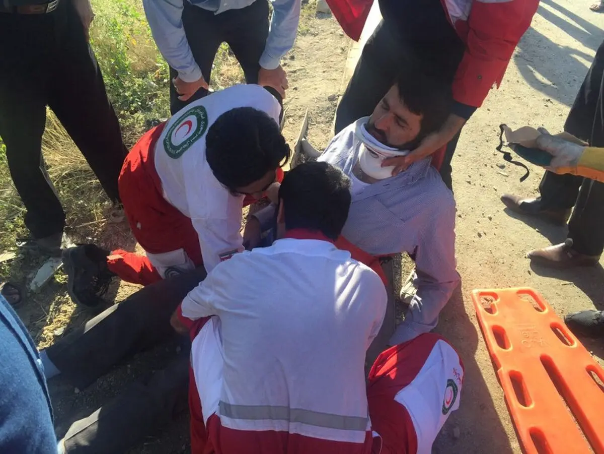 برخورد اتوبوس و تریلی در محور اصفهان - اردستان حادثه آفرید