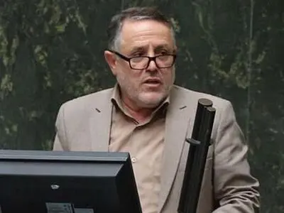 مشخص نیست برخی از افراد چگونه به منایع کشور دسترسی پیدا کرده‌اند