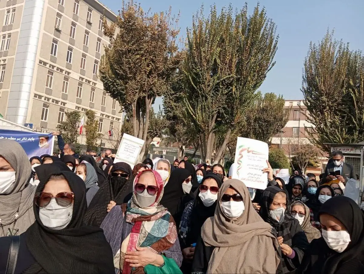 بازنشستگان فرهنگی ۱۴۰۱ در مقابل مجلس چه می‌خواستند؟