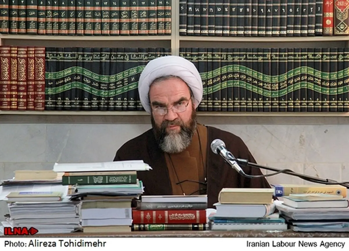مقام معظم رهبری با طرح شعار سال ۹۴، دولت روحانی را تأیید کردند