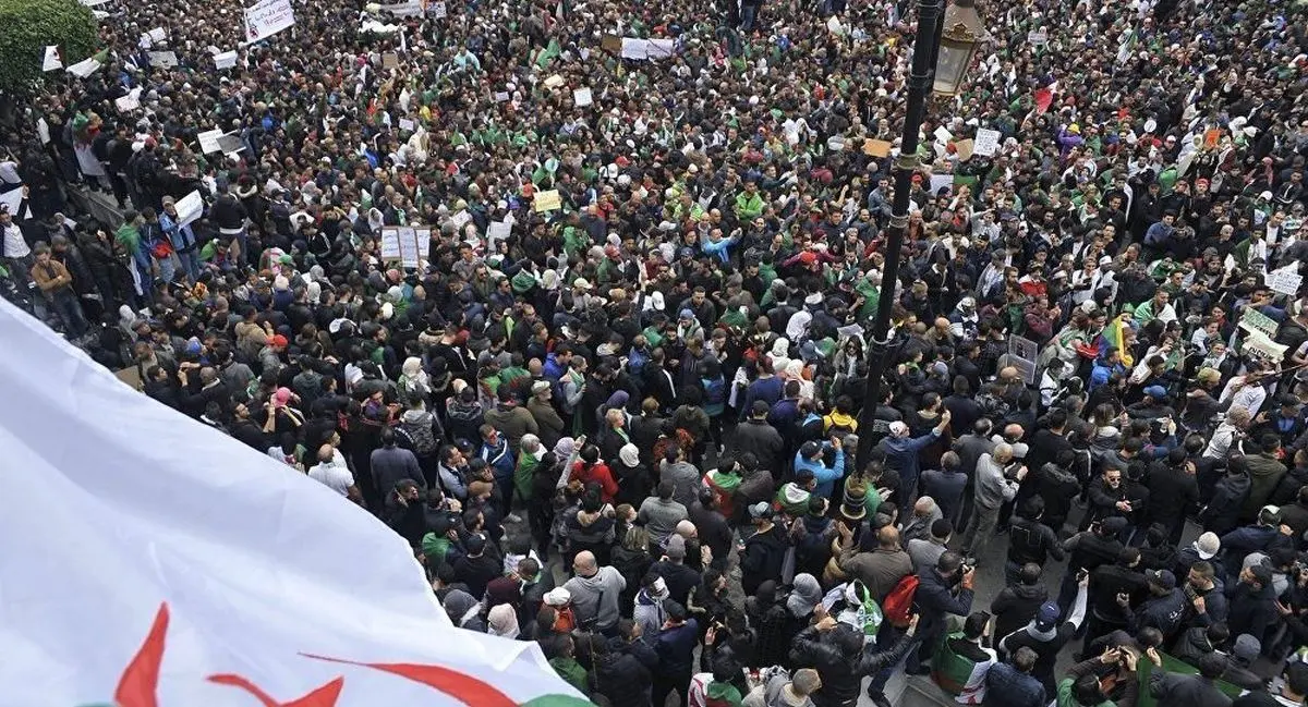 بوتفلیقه از نامزدی در انتخابات ریاست‌جمهوری انصراف داد