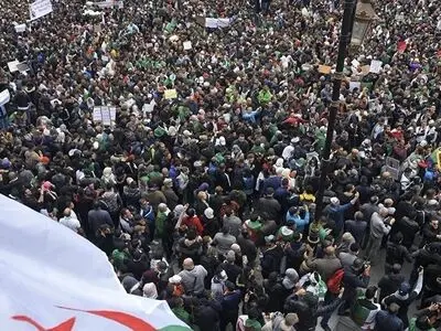 بوتفلیقه از نامزدی در انتخابات ریاست‌جمهوری انصراف داد