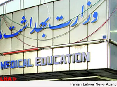 طراحی اولیه لباس پرستاری در وزارت بهداشت انجام شده‌است