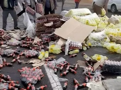 خالی شدن بار تریلی حامل نوشابه وسط خیابان + فیلم