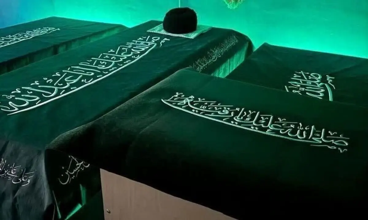 طواف پیکر مطهر رهبر شهید و خانواده ایشان در صحن حرم امام علی (ع) و حرمین کربلا/ برگزاری مراسم اقامه نماز بر پیکرها